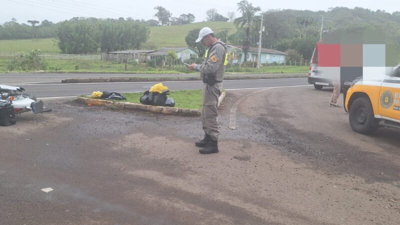 Colisão entre carro e motocicleta deixa dois feridos na ERS-486, em Três Forquilhas