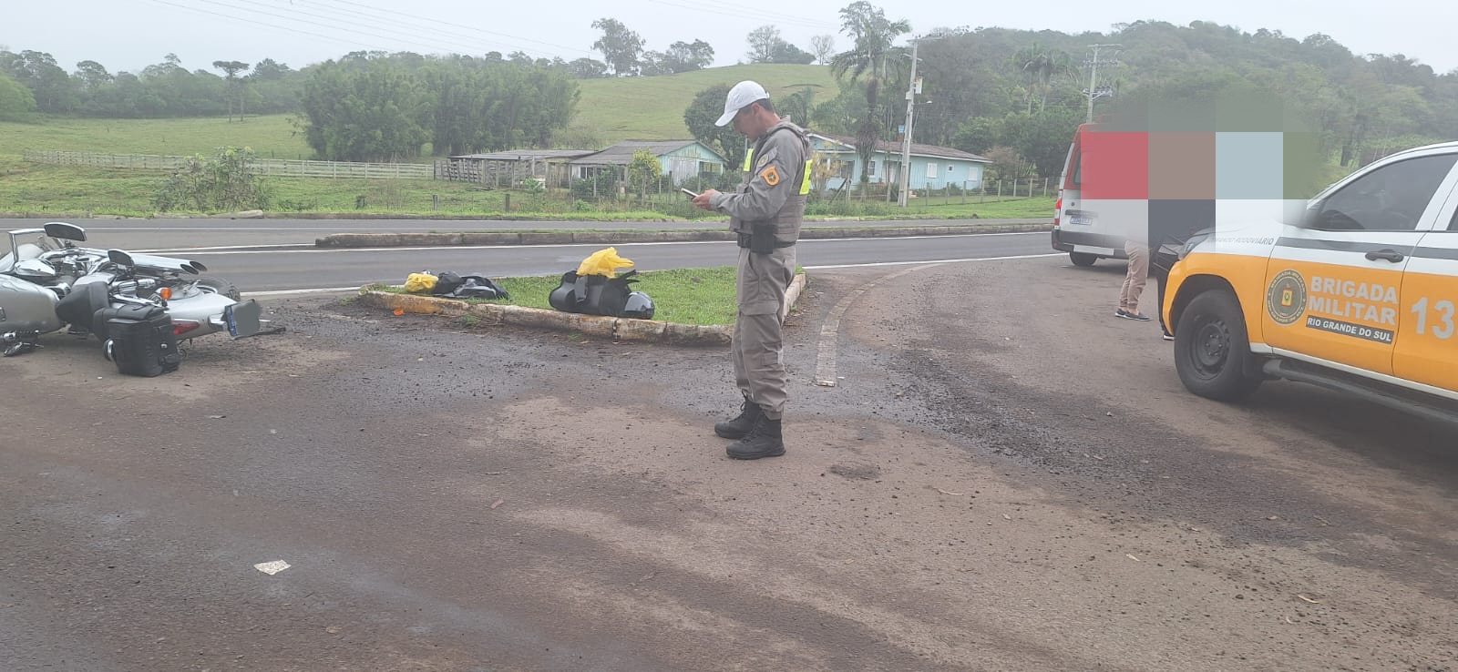 Colisão entre carro e motocicleta deixa dois feridos na ERS-486, em Três Forquilhas