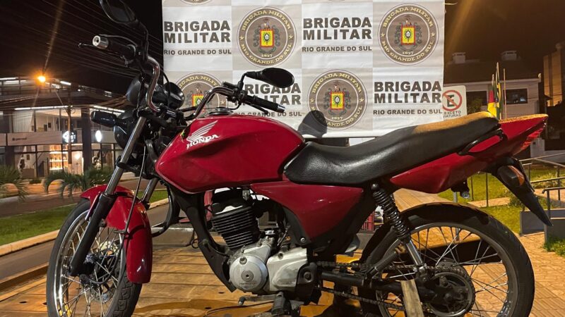 8º BPM prende casal em flagrante e apreende arma, drogas e moto de tele-entrega em Osório
