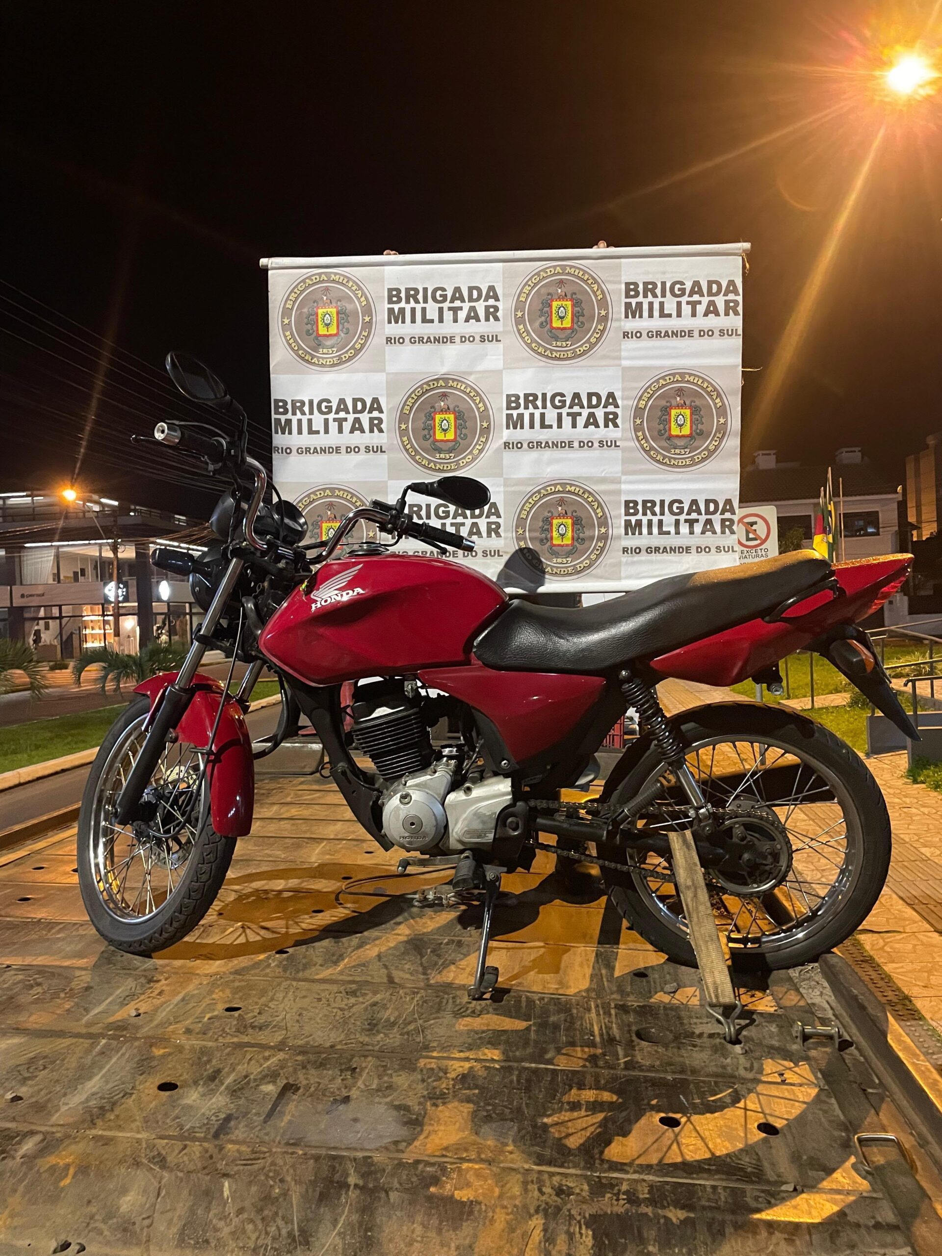 8º BPM prende casal em flagrante e apreende arma, drogas e moto de tele-entrega em Osório