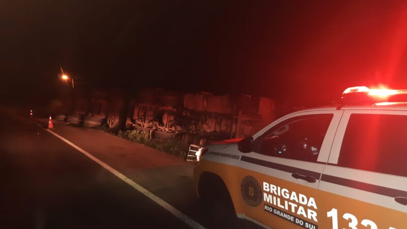Caminhão tomba às margens da ERS-486 em Itati durante forte neblina