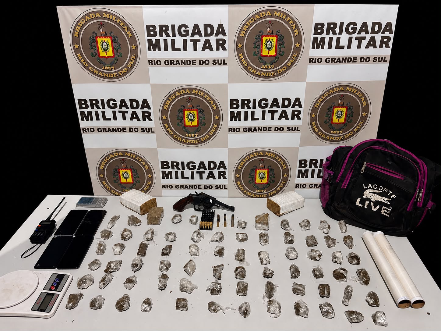 Três pessoas são presas com arma e drogas em Balneário Pinhal