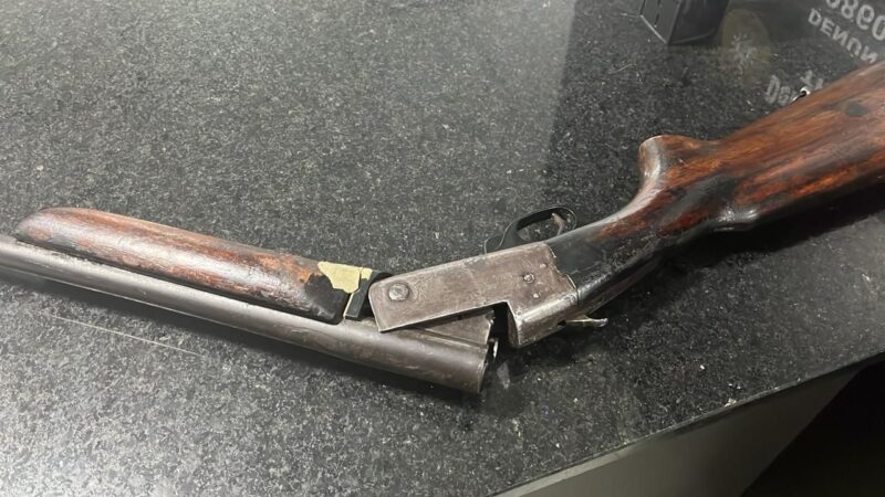 Três homens são presos por porte ilegal de arma e lesão corporal em Mostardas