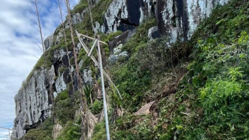 Caminho da Santinha segue interditado por risco de queda de pedras em Torres