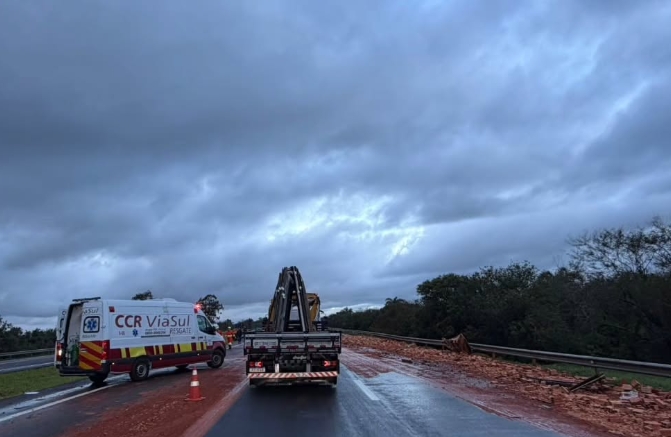 Motorista morre após caminhão tombar na Freeway, em Santo Antônio da Patrulha