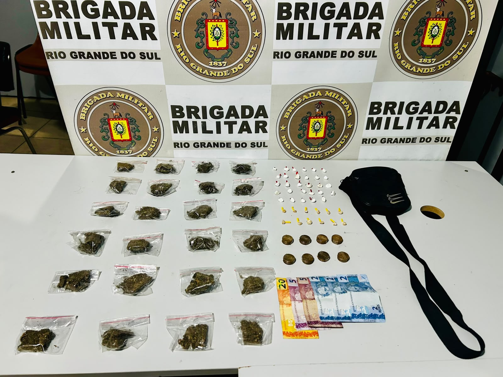 Homem é preso com maconha, cocaína e crack em Cidreira