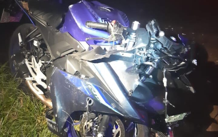 Motociclista fica gravemente ferido após colisão com carro que fugiu do local em Torres