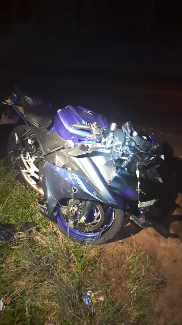Motociclista fica gravemente ferido após colisão com carro que fugiu do local em Torres