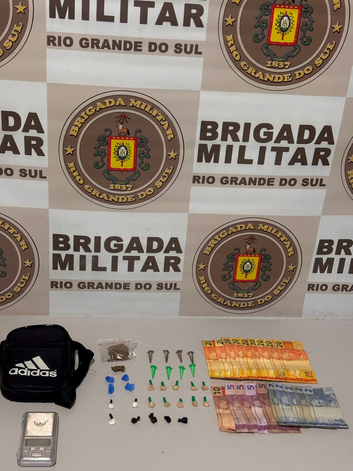 Adolescente é apreendida com cocaína, crack e maconha em Cidreira
