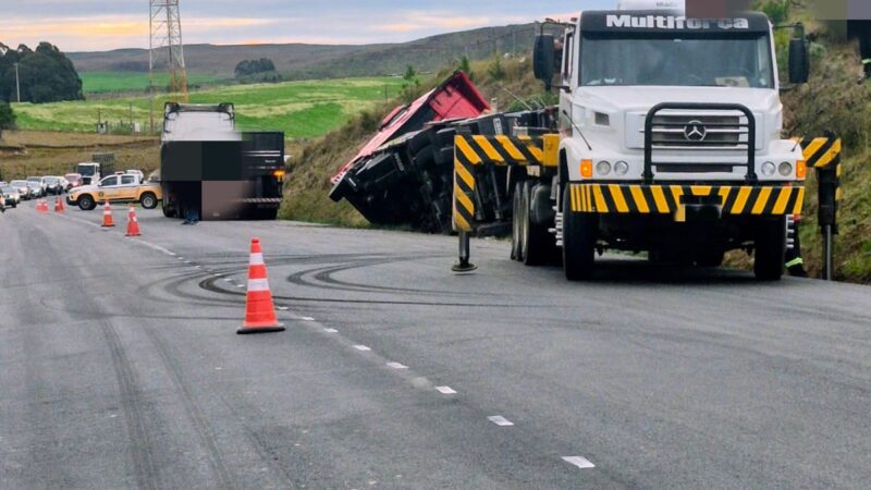 Rota do Sol segue totalmente bloqueada após tombamento de caminhão em São Francisco de Paula