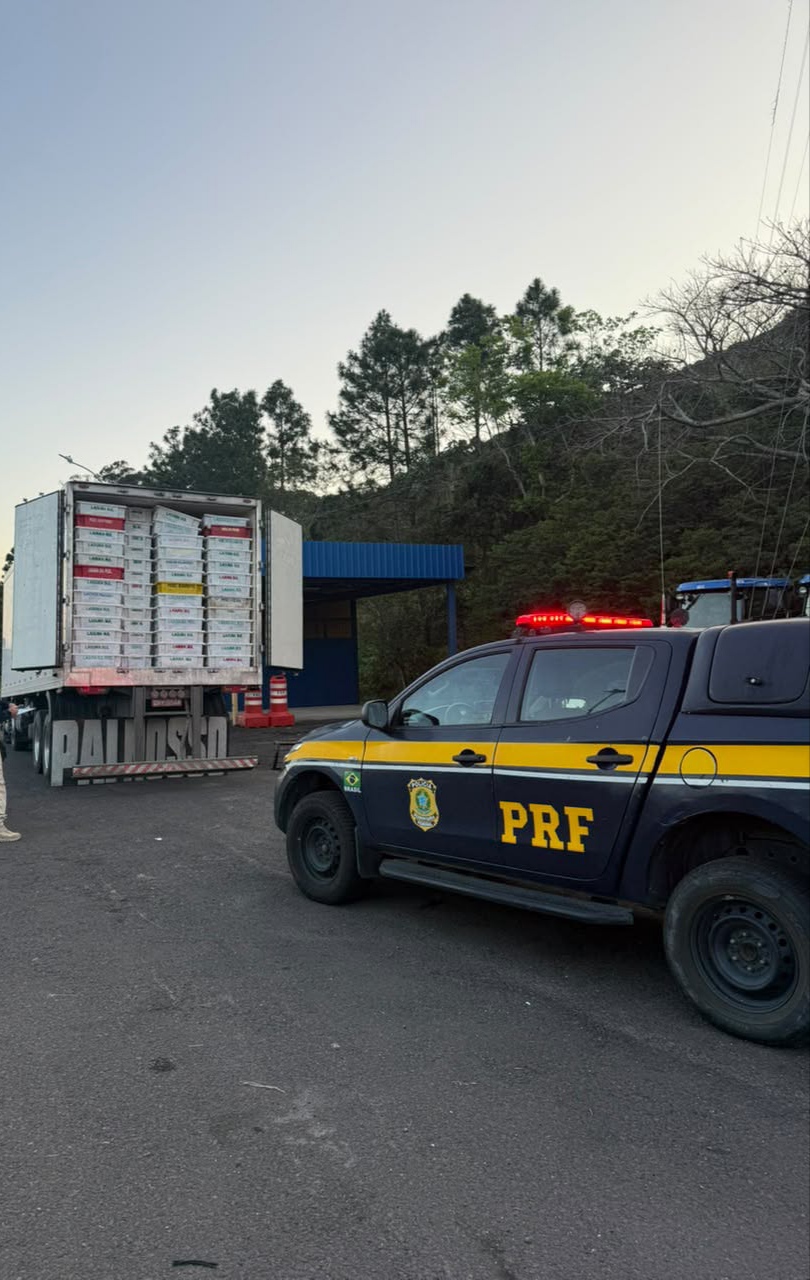 PRF apreende 18,8 toneladas de peixes transportados irregularmente na BR-101, em Osório