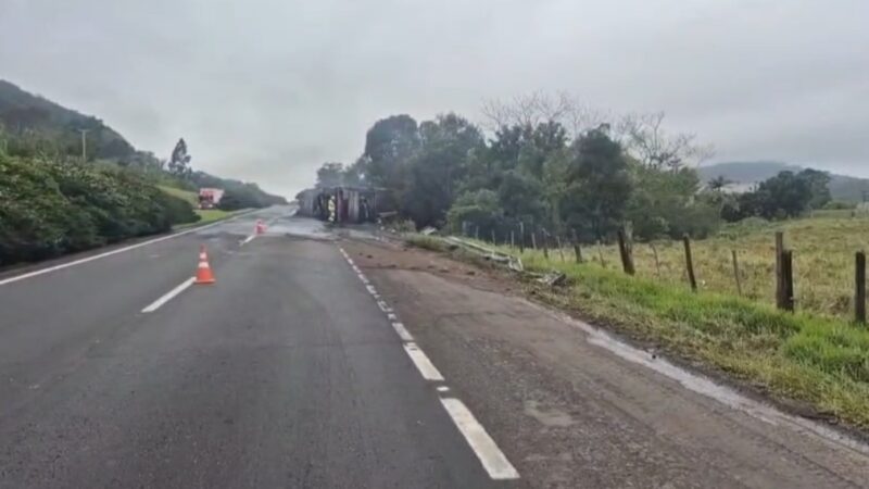 Caminhão-cegonha pega fogo e causa bloqueio na BR-101, em Três Cachoeiras