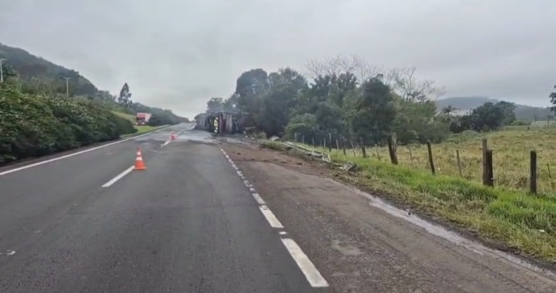 Caminhão-cegonha pega fogo e causa bloqueio na BR-101, em Três Cachoeiras