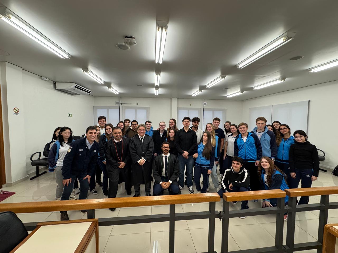 Alunos do Colégio Adventista de Osório acompanham julgamento no Tribunal do Júri de Tramandaí