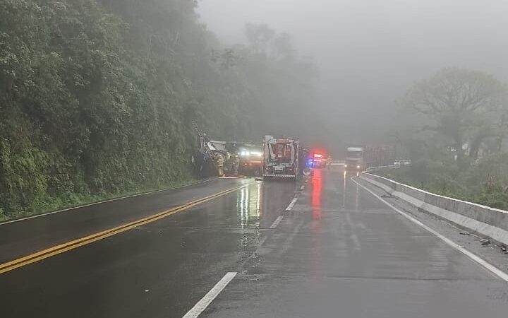 Motorista morre após caminhão tombar na ERS-486, em Itati