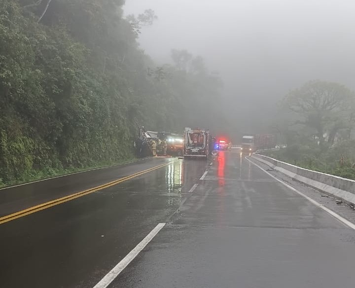 Motorista morre após caminhão tombar na ERS-486, em Itati