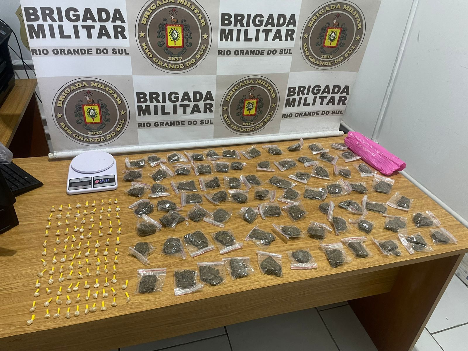 Mulher é presa com crack e maconha em Balneário Pinhal