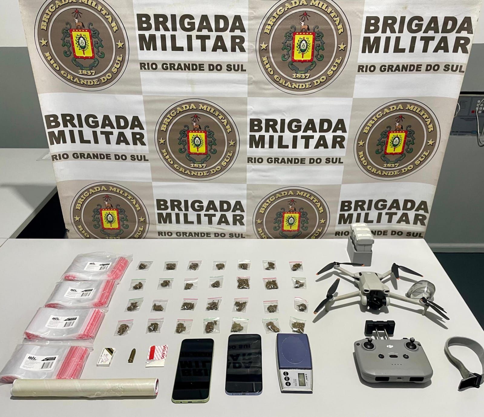 Brigada Militar apreende drogas, veículos e drone no bairro Vila Verde, em Osório