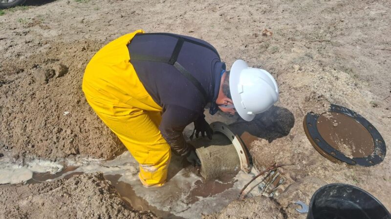 Corsan faz limpeza em tubulação de grande porte para ampliar eficiência do abastecimento de água em Cidreira