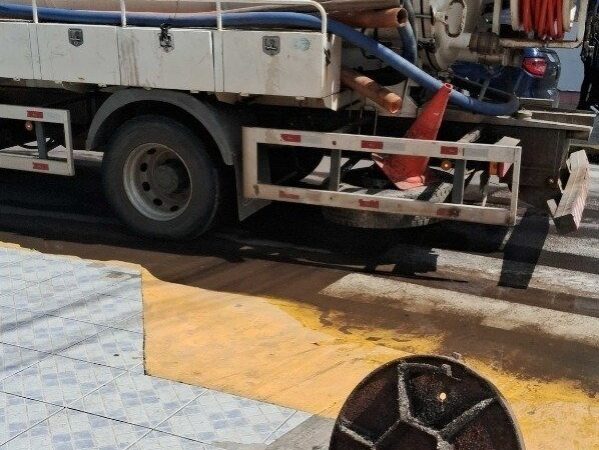Corsan realiza limpeza preventiva em redes de esgoto de Tramandaí