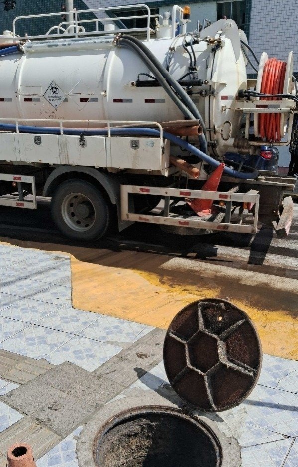 Corsan realiza limpeza preventiva em redes de esgoto de Tramandaí