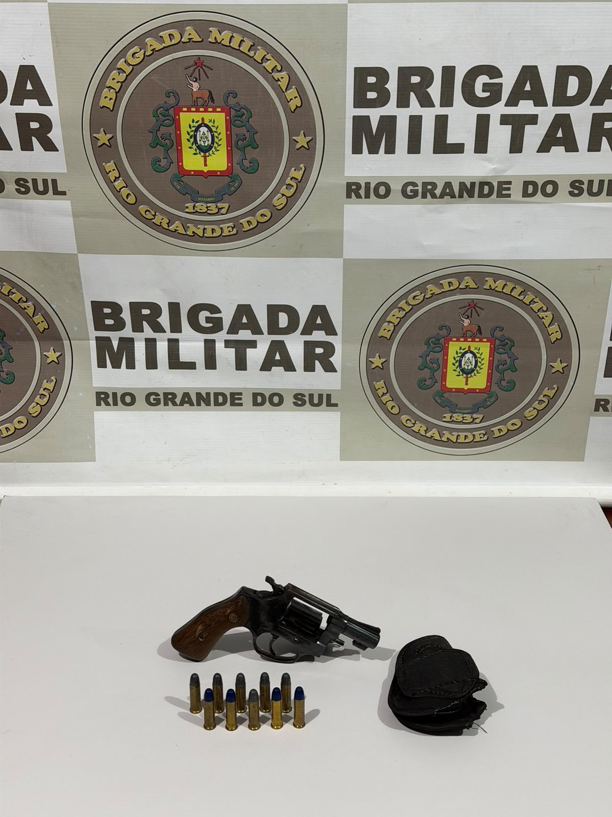 Brigada Militar apreende arma e armas prende homem condenado a quase 11 anos de prisão em Torres
