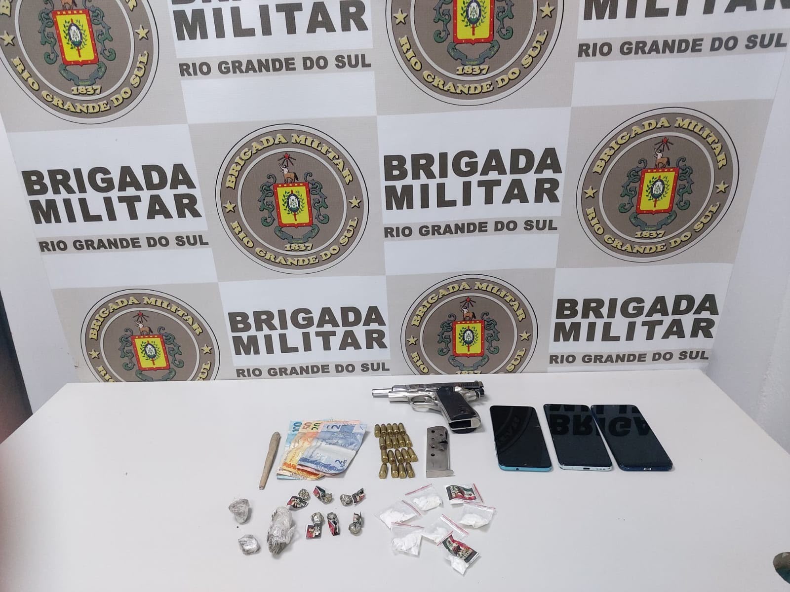 Três homens são presos com drogas e pistola 9 mm em Caraá
