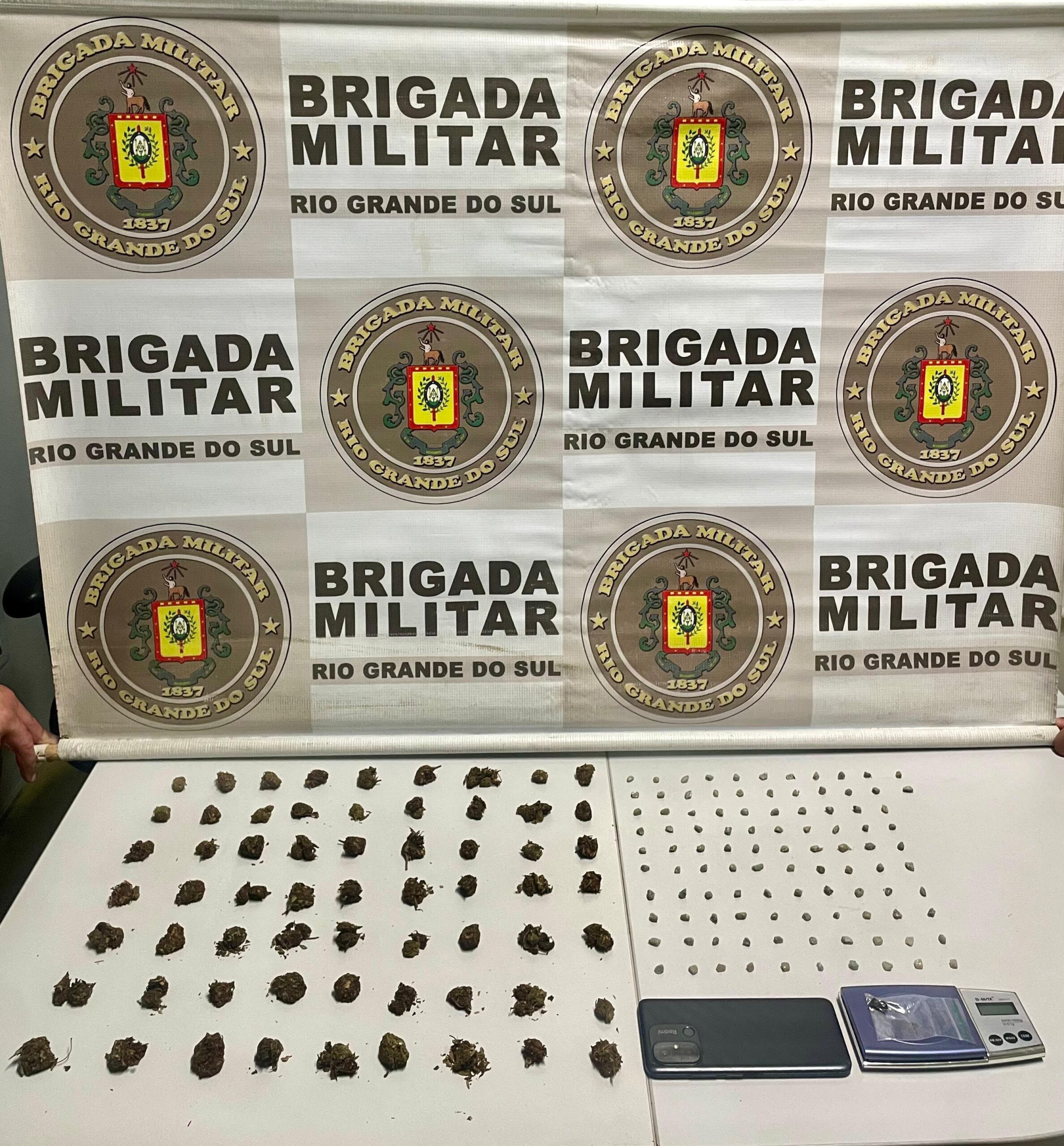 BRIGADA MILITAR PRENDE UM CASAL E APREENDE ADOLESCENTE POR TRÁFICO DE DROGAS EM OSÓRIO