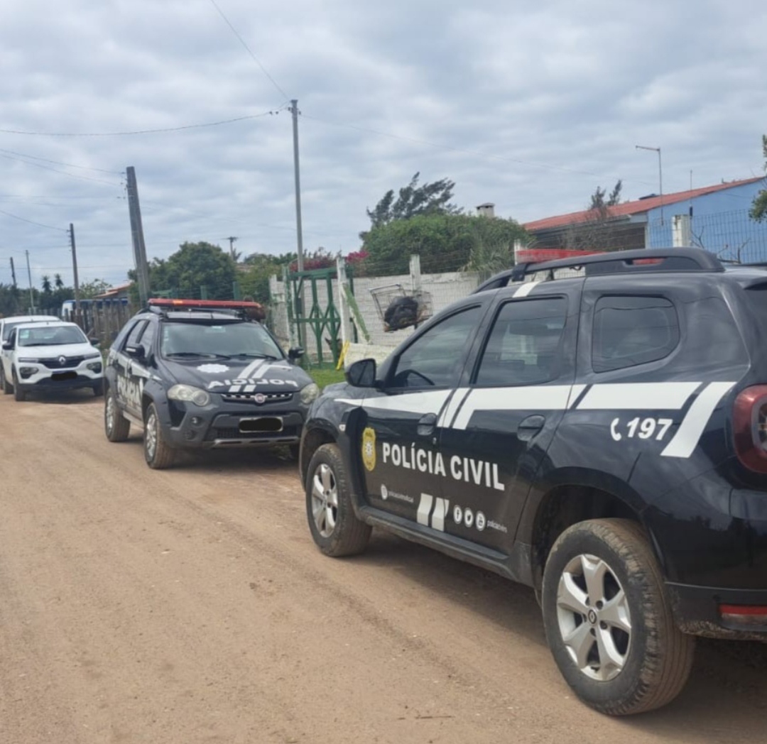 POLÍCIA CIVIL FECHA CLÍNICA CLANDESTINA EM BALNEÁRIO PINHAL E RESGATA 13 PESSOAS EM SITUAÇÃO IRREGULAR