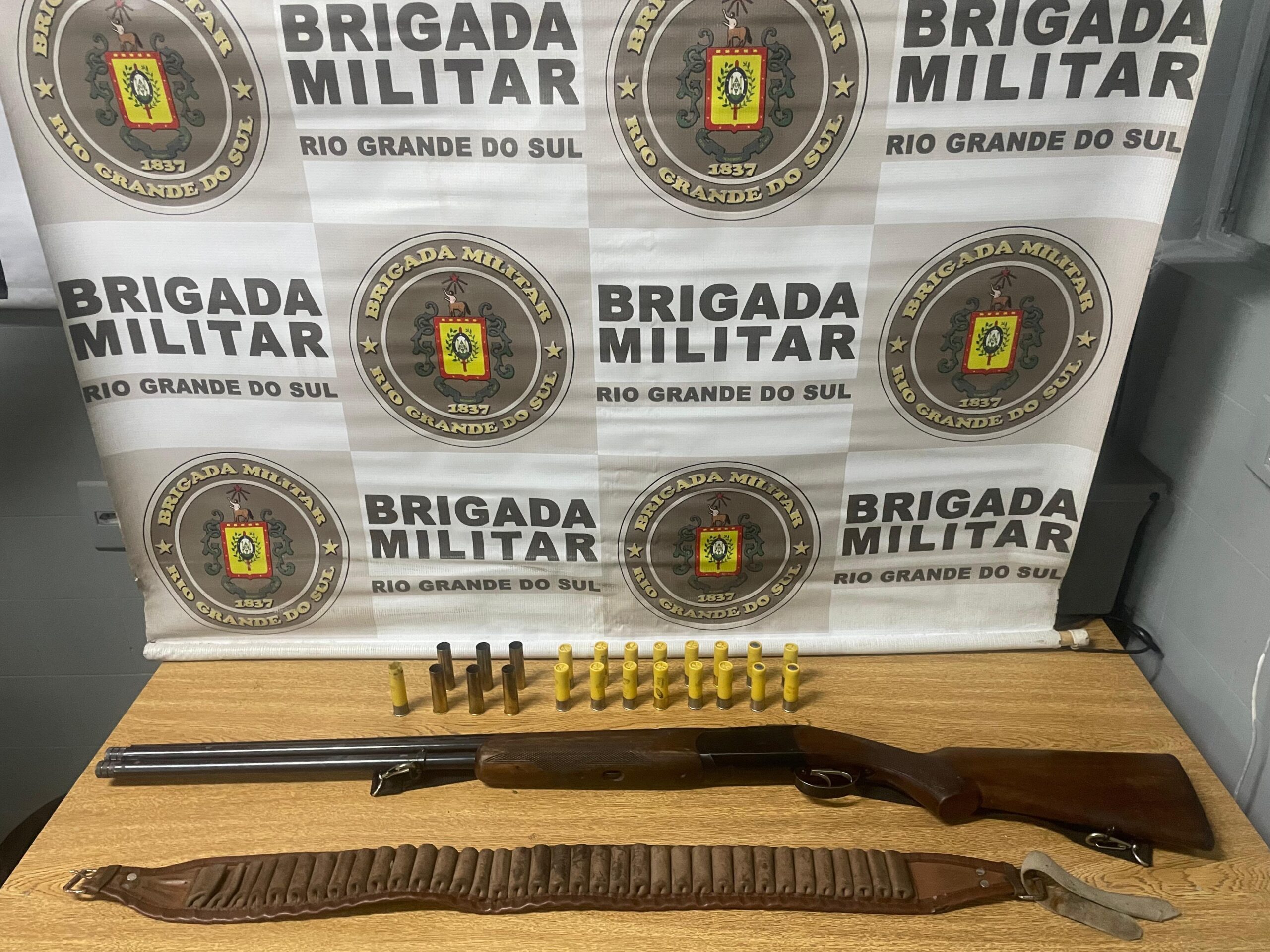 Homem é preso com espingarda roubada e munições em Osório
