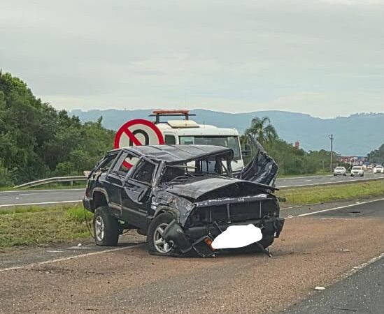 Motorista fica ferido após capotamento na BR-290, em Santo Antônio da Patrulha