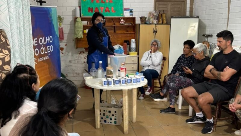 Corsan orienta grupo da terceira idade sobre descarte correto de óleo de cozinha usado em Osório