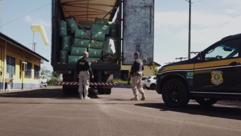 PRF apreende caminhão com mercadorias de descaminho avaliadas em cerca de R$ 3 milhões na BR-101 em Torres