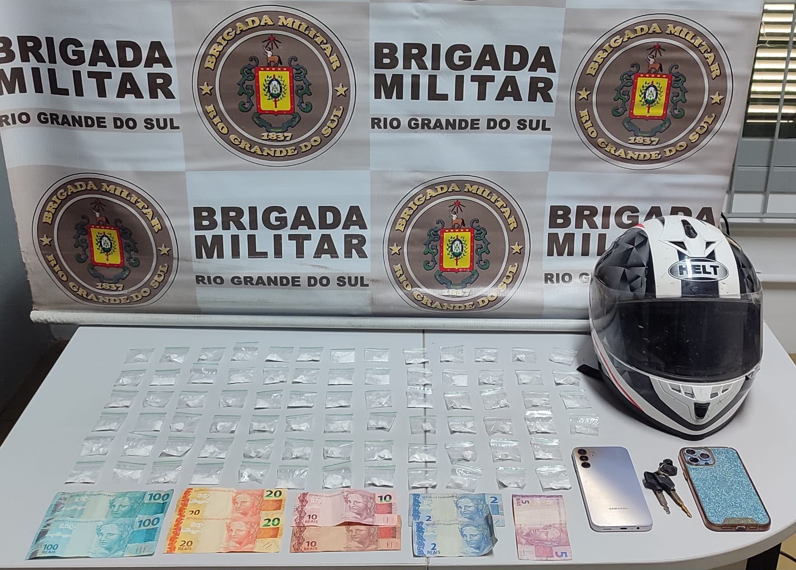 DUAS PESSOAS SÃO PRESAS POR TRÁFICO DE DROGAS E ADULTERAÇÃO DE SINAL IDENTIFICADOR EM OSÓRIO