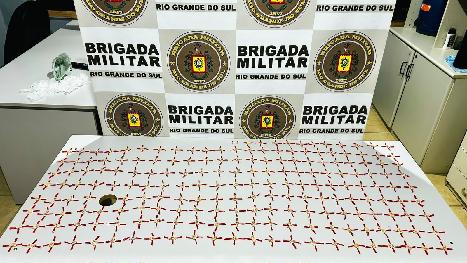 BRIGADA MILITAR PRENDE HOMEM POR TRÁFICO DE DROGAS EM BALNEÁRIO PINHAL